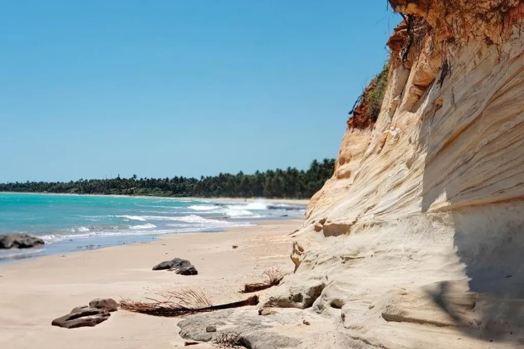 Praia com falésia em Barreiras do Boqueirão, perto do Vila de Taipa Exclusive Hotel