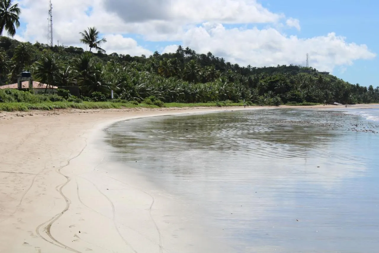 Praia de Bitingui na maré baixa, vista a partir da Sollaris Ecopousada